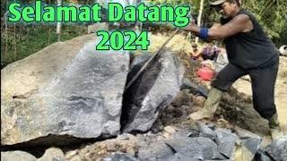 membelah batu besar,, sebesar anak gajah