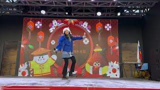 14 летняя китаянка встречает Китайский Новый Год вместе с москвичами , исполняет песню 《Кабы ...》.
