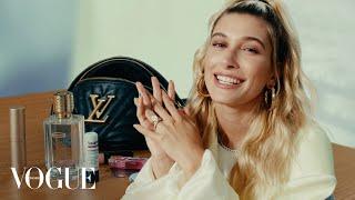 Что в сумке у Хейли Бибер? | Vogue Россия