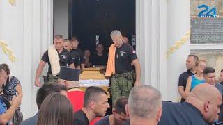 Iznošenje kovčega sa posmrtnim ostacima ubijenog policajca Nikole Krsmanovića