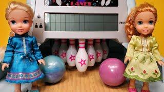 Bowling ! Elsa & Anna toddlers - American Girl doll - Barbie doll - fun game