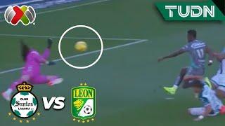 ¡SALVADOR! Acevedo aparece | Santos vs León | Liga Mx - CL2025 J11 | TUDN