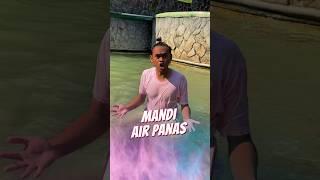 Mandi di Kolam Air Panas 