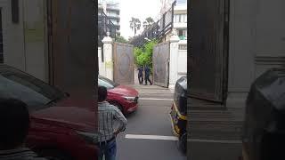 Shahrukh khan family member enter in mannat