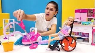 Ayşe ile Barbie oyunları. Olamaaaz! Barbie sakatlandı! Oyuncak Barbie videosu