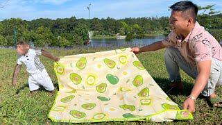 Try not to laughCutis begged drags dad picnic to relax outdoors