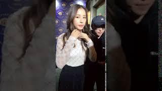 周雨彤现场与粉丝互动卖萌 Zhou Yutong Interacts with Fans on the Spot