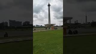 Suana Sore Di Monas