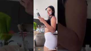 Novinha na live de mini saia curta