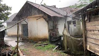 Heavy rain hits a mountain village in Indonesia||fresh atmosphere||rain video