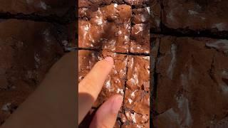 TIPS TO GET CRINKLY BROWNIES  Recipe in descriptionans bio #recipe #brownie #bakingtips