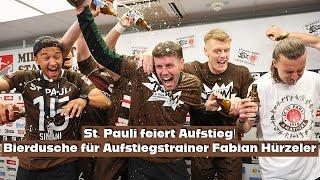 St. Pauli feiert den Aufstieg! Bierdusche für Aufstiegstrainer Fabian Hürzeler