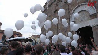 Un corteo e palloncini bianchi in cielo per l'addio a Jacopo