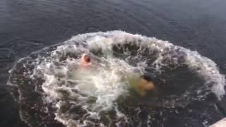 Неудачный прыжок в воду