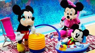 Микки Маус и Минни отдыхают в бассейне!  Мягкие игрушки в видео для детей
