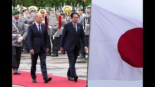Military honours for Japan's Prime Minister in Berlin