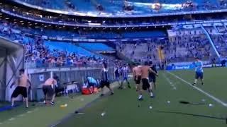 TORCIDA DO GRÊMIO INVADIU O CAMPO E QUEBRA A CABINE DO VAR