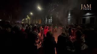 Protesters in Tbilisi warm themselves by the fire , 04.12.2024 / JAMnews English