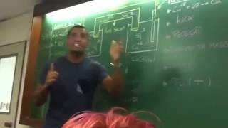 Professor dando aula na faculdade com FUNK!