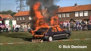 Brandweer Oirschot blust een autobrand met schuim tijdens de Open dag bij Brandweer Oirschot 2012