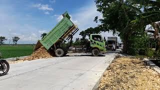 Aksi Dump Truck Bongkar Muatan Material