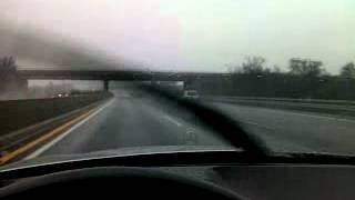 Sauwetter. Mercedes W124 auf der Autobahn