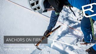 Anchors on firn: T-slot anchor with an ice axe vs. sitting hip belay – Tutorial (13/18) | LAB ICE