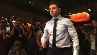 Ukrainian presidential frontrunner Zelenksy plays table tennis