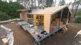 Kompletace modulární dřevostavby, časosběr. Completion of a modular wooden building, time-lapse.