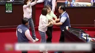 В Тайване депутат оригинальным образом сорвал заседание парламента