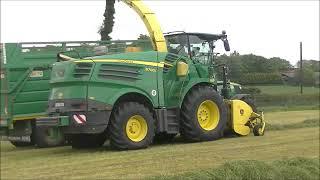 John Deere 8700i picking up silage