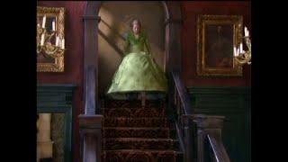 Yvonne Catterfeld walking down the stairs - Sophie Braut wider Willen (E33, 2006)