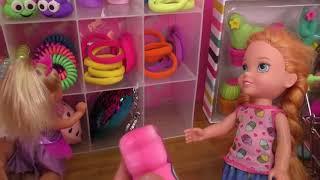 Shopping ! Elsa and Anna toddlers buy from Claire's store - Barbie