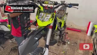 Proses pasang stiker decal supermoto kawasaki klx || bintang variasi chanel