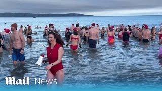 Christmas Eve swim in Helen´s Bay: Swimmers brave the cold for charity