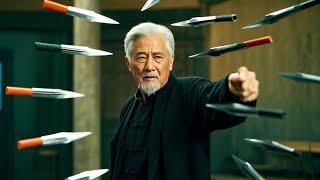 The old man is a hidden kung fu master. Li Xunhuan shot 12 flying knives, but he couldn't be hurt