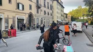 L'arrivo dell'ambulanza in via Carrara dopo l'incidente del risciò alla discesa del Caffè delle Mura