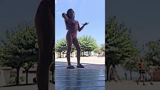 Hermosa niña bailando  