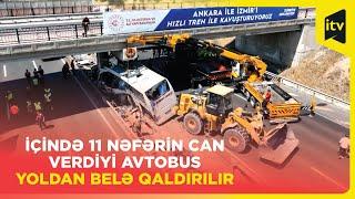 Körpünün dirəyinə dəyən avtobus qəza yerindən çıxarılır - Türkiyə