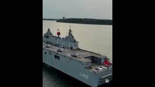 Türk Silahlı Kuvvetlerinin en büyük savaş gemisi TCG Anadolu Çanakkale Şehitler Abidesi'ni selamladı