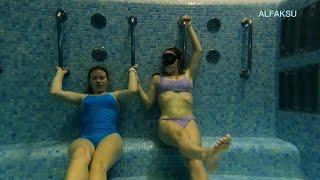 2 girls hold their breath underwater