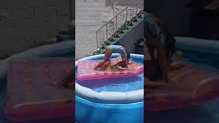 yoga en la piscina 