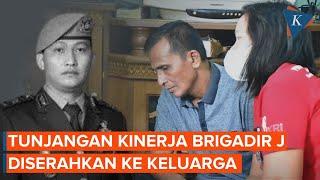 Mabes Polri Serahkan Tunjangan Kinerja Brigadir J ke Keluarga