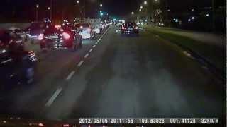 Lousy Singapore Drivers: Car Beats No Right Turn Light at Lentor Ave