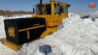 Мощно пробивают снег Кировцы К-700, К-701, МТЗ-1221. Powerful tractors break through the snow