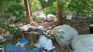 Umweltverschmutzung: Bauschutt und Müll in der Natur entsorgt