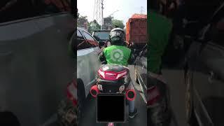 Superheru driver gojek berulah, joget di lampu merah 