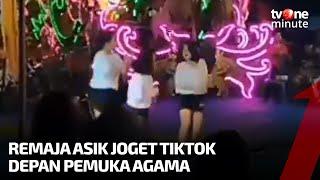 Viral Aksi Remaja Joget TikTok di Acara Keagamaan | tvOne Minute