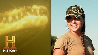 Swamp People: Troy and Pickle Catch a 12-FOOT GATOR (Season 14)