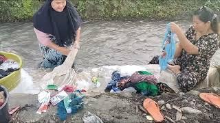 cuci baju sebanyak ini di parit berdua